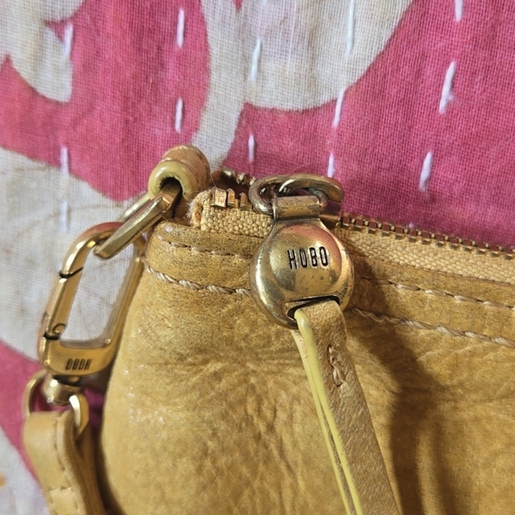 HOBO Darcy Convertible Wristlet - Picture 9 of 16